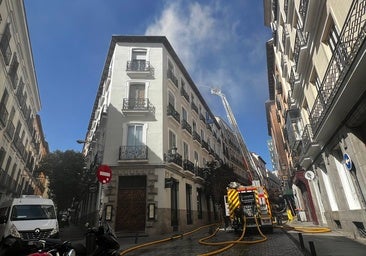 Un incendio en un edificio del centro de Madrid deja dos heridos leves y afecta a la estructura de la cubierta