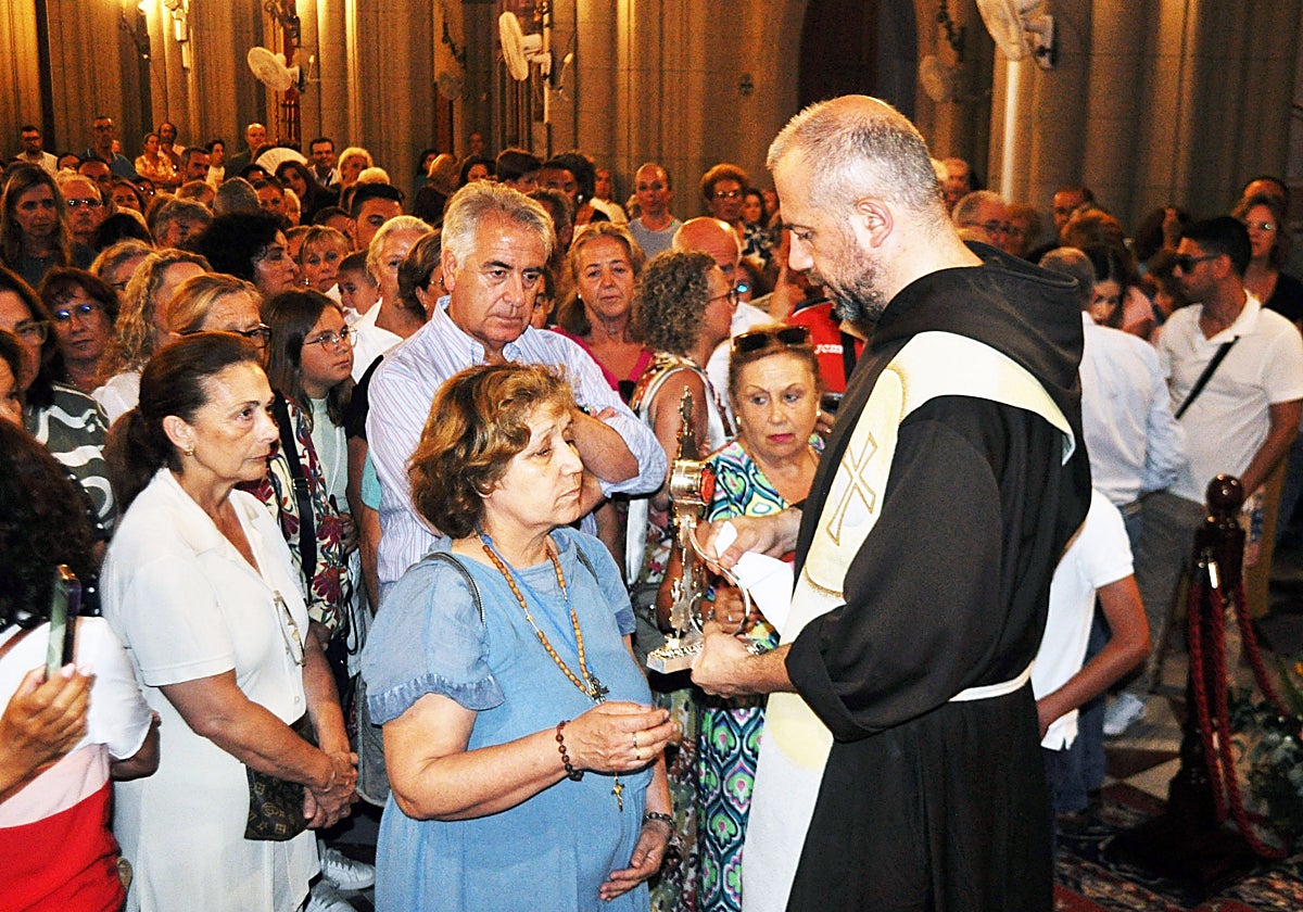 Fieles venerando a Carlo Acutis