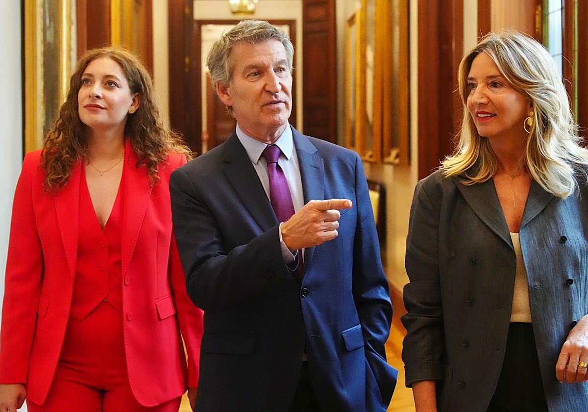Ester Muñoz y Alicia García, portavoces en el Congreso y el Senado, junto a Feijóo