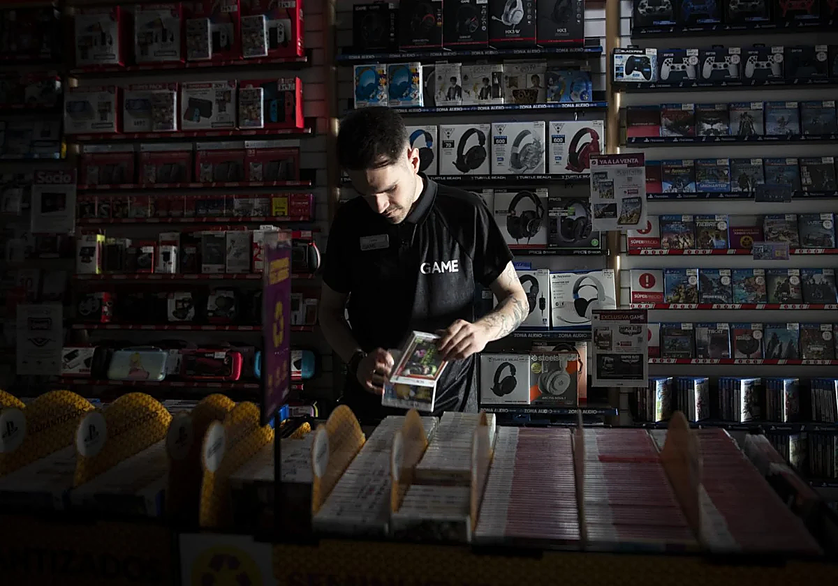 Una tienda sin luz por culpa de un apagón, una constante en el distrito Norte de Granada