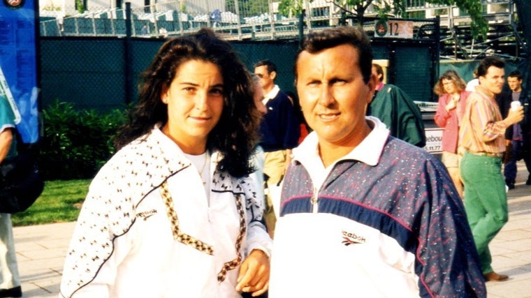 Foto de archivo de Arantxa Sánchez Vicario con Julián García, director del Club de Tenis de Albacete y organizador del torneo