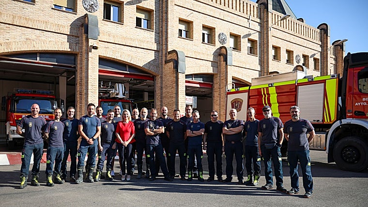 Foto de familia con la nueva promoción C-1 con la vicealcaldesa, Inés Cañizares