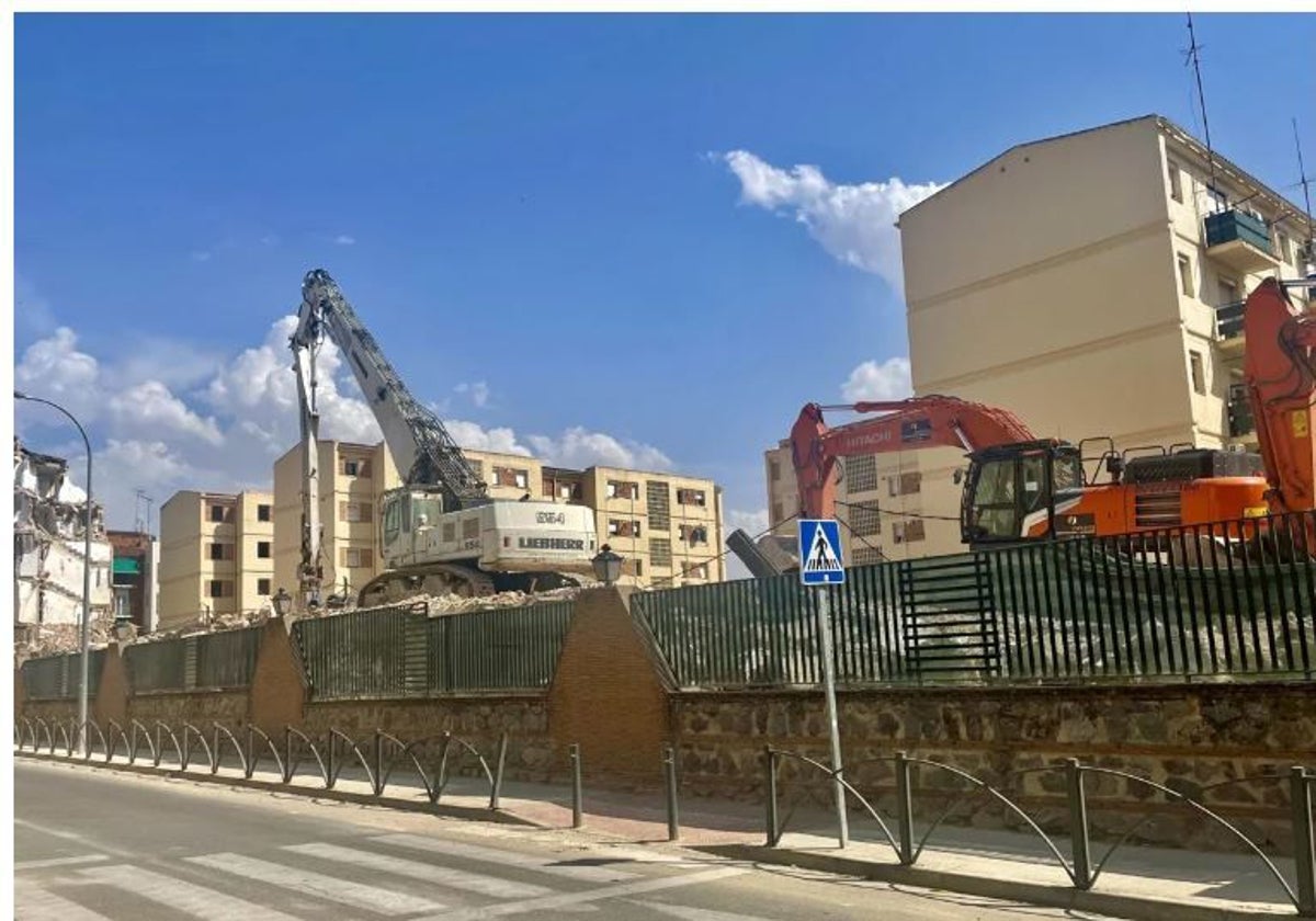 Obras de demolición del cuartel de la Guardia Civil