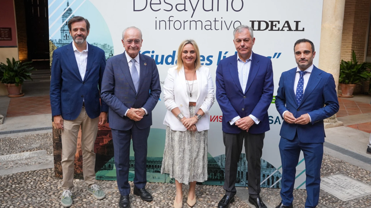 Los alcaldes, en el centro, a su llegada al hotel AC Santa Paula