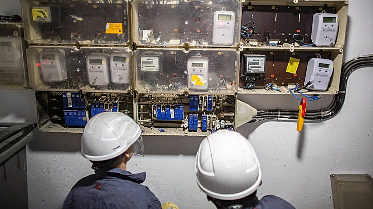 Técnicos de Endesa, en un instalación donde se ha enganchado ilegalmente la luz