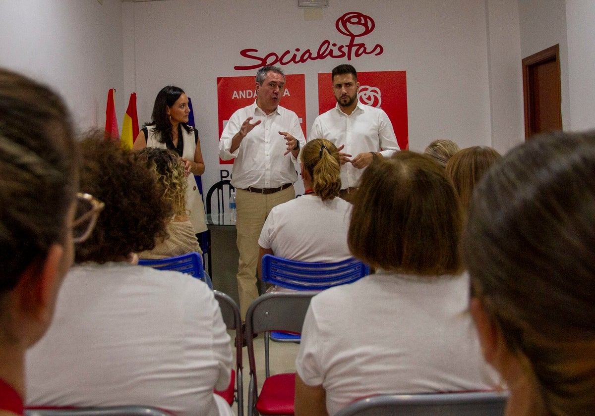 Rafi Crespín, Juan Espadas y Víctor Pedregosa en la sede del PSOE de Peñarroya en 2023