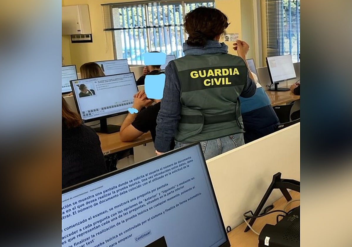 Imagen de una agente de la Guardia Civil en un examen de conducir