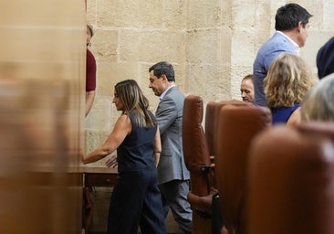 Juanma Moreno abandona el Parlamento de Andalucía.