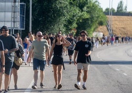 Asistentes a Mad Cool llegan al recinto cruzando la rotonda bajo la M-45
