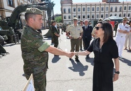 La ministra de Defensa condecora por su «sacrificio y empatía» a 25 de los militares salmantinos desplegados durante la Dana