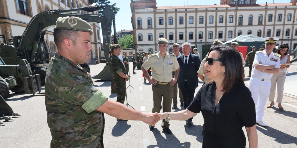 La ministra de Defensa condecora por su «sacrificio y empatía» a 25 de los militares salmantinos desplegados durante la Dana