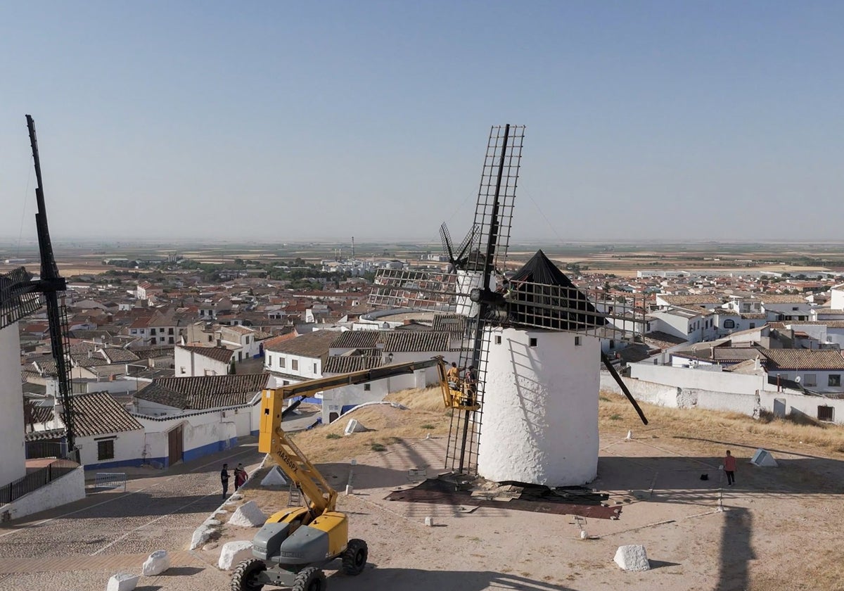 Operarios en la rehabilitación de un molino dañado