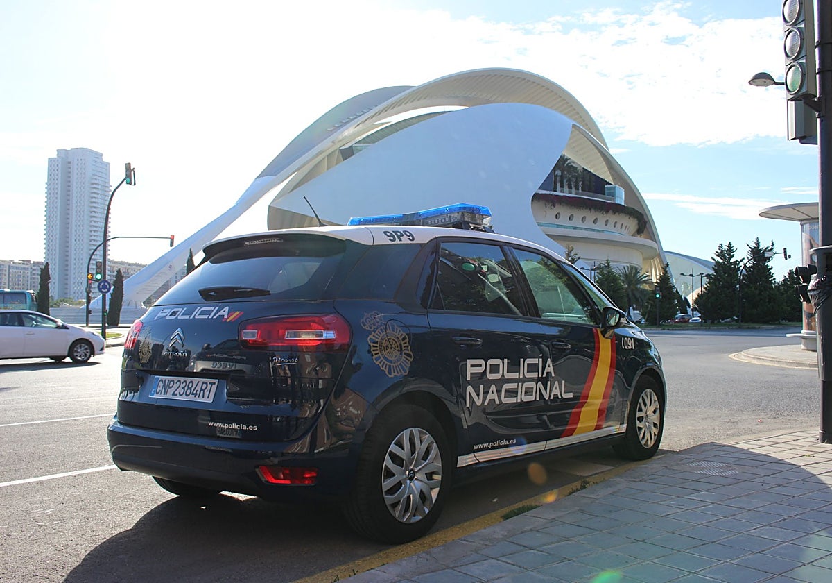 Imagen de archivo de un coche de la Policía Nacional en Valencia