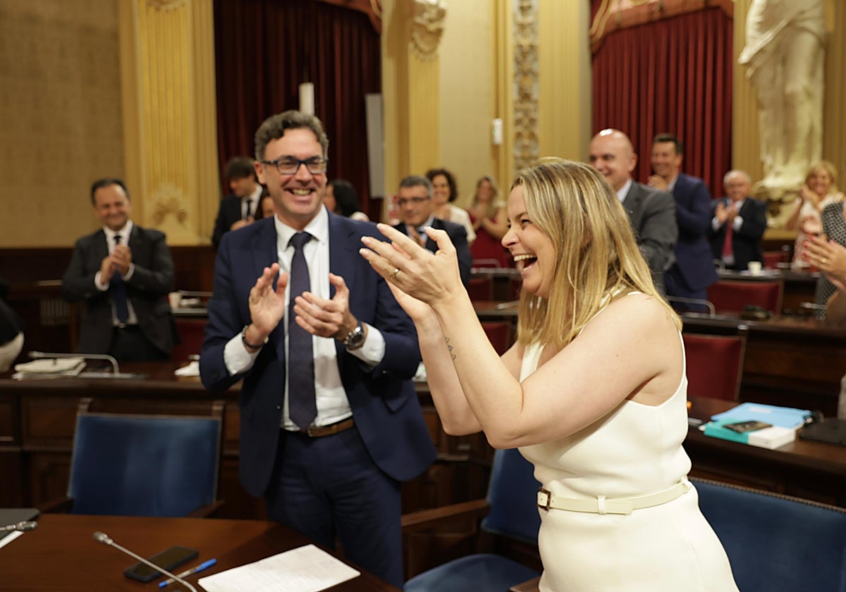 La presidenta balear celebrando la aprobación de los presupuestos en el Parlamento regional este miércoles.