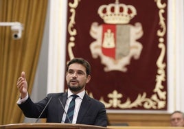 Serrano sobre Agudo: «Mi portavoz no va a dimitir, el que lo tiene que hacer es su número uno, Sánchez»