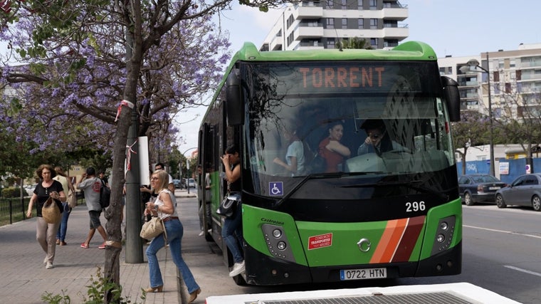 Un autobús verde de la Comunidad de Madrid, actuando como lanzadera en Torrent