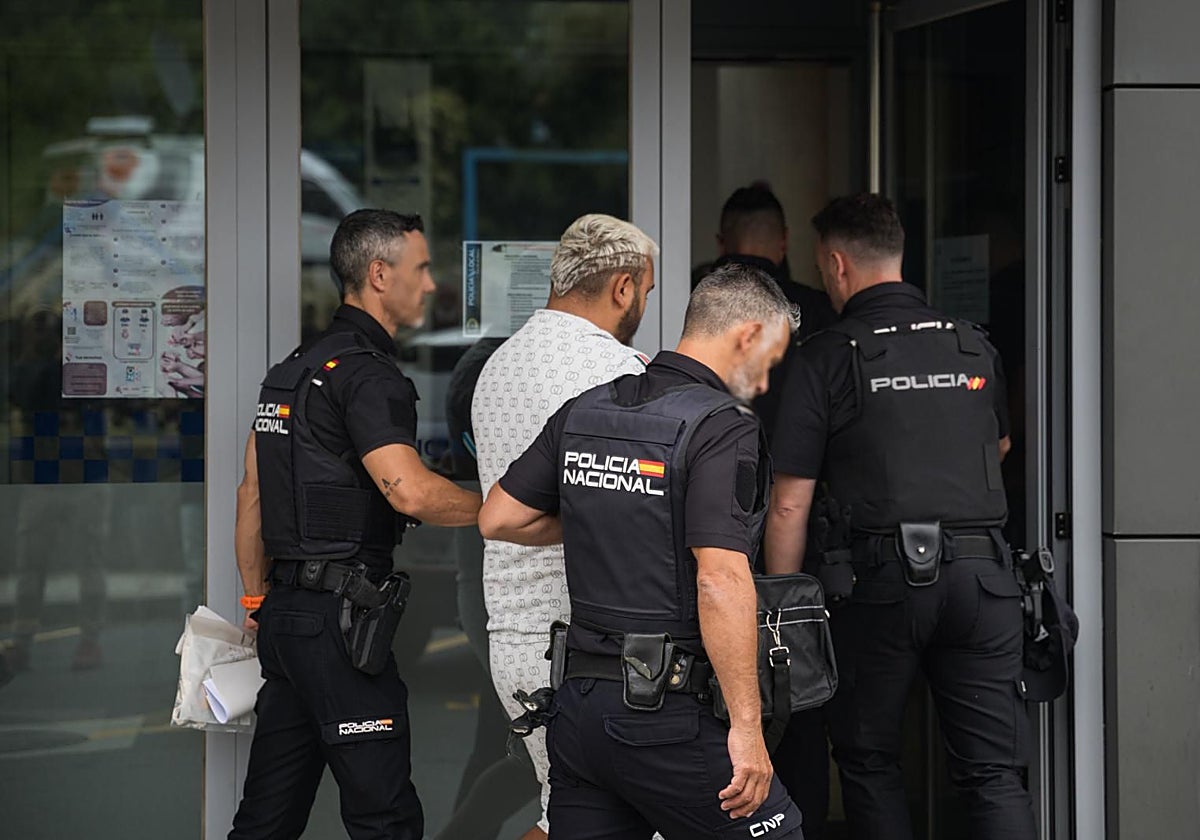 Uno de los detenidos de la familia Borja, este viernes ante los juzgados de Ribeira