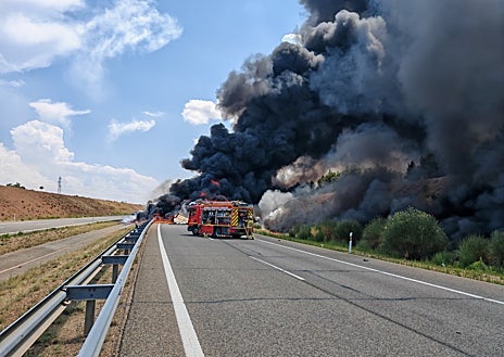 Imagen secundaria 1 - Un aparatoso accidente e incendio de varios camiones en Cariñena obliga a cortar la autovía A-23 de Teruel
