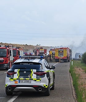 Imagen secundaria 2 - Un aparatoso accidente e incendio de varios camiones en Cariñena obliga a cortar la autovía A-23 de Teruel