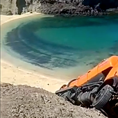 Un camión pierde el control y acaba encajado en el risco de una playa en Lanzarote