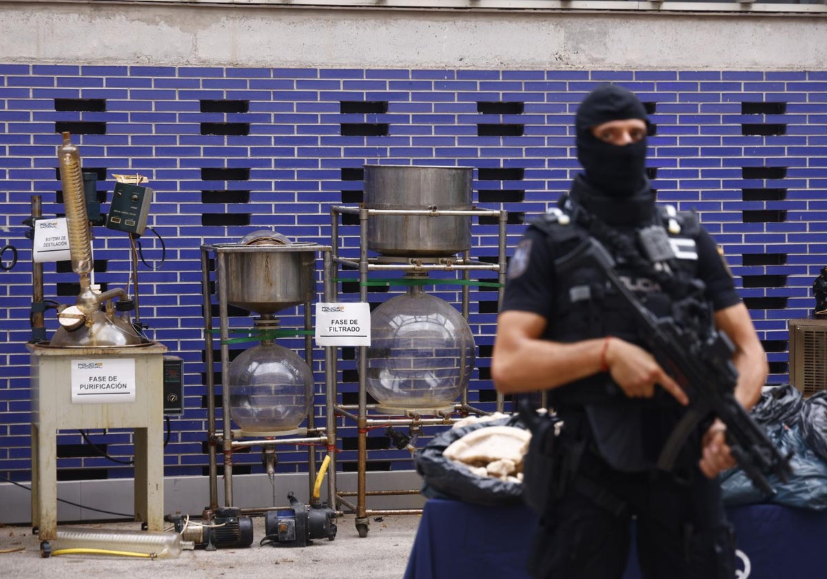 Un agente custodia el material de laboratorio incautado en Amposta (Tarragona)