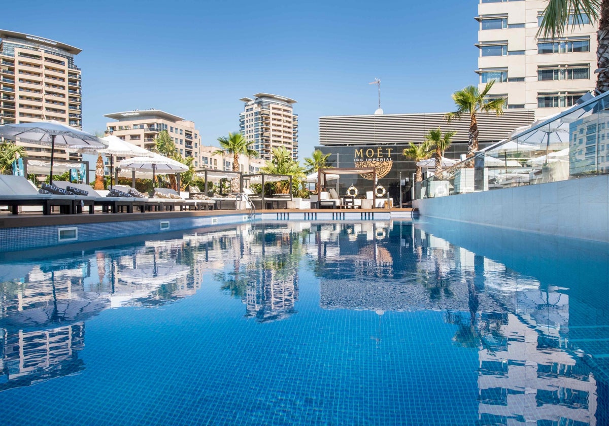 En este oasis urbano de 2.800 metros cuadrados en el corazón de la zona del Fórum se puede disfrutar de su gastronomía, las hamacas o camas balinesas y de un refrescante cóctel