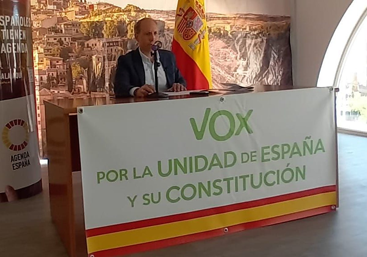El presidente provincial de Vox, Daniel Arias en la sede de Vox en Toledo
