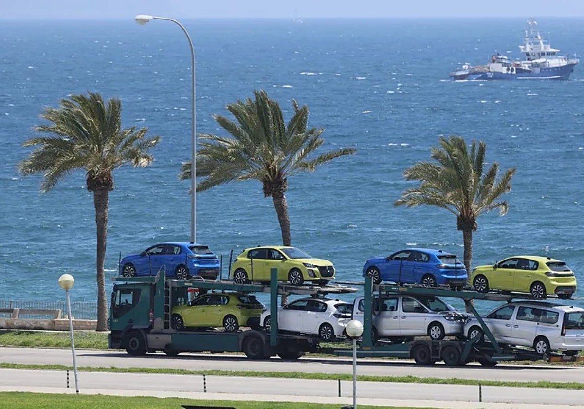 Traslado de coches desde el muelle de Palma.