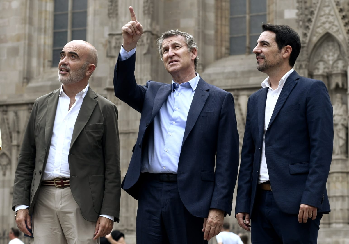 Alberto Núñez Feijóo, presidente del PP, hoy en en centro de Barcelona, entre Daniel Sirera, portavoz de los populares en el Ayuntamiento de Barcelona, y Manuel Reyes, presidente del PP de la provincia de Barcelona y alcalde de Castelldefels