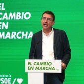 Mario Jiménez, ante los medios.