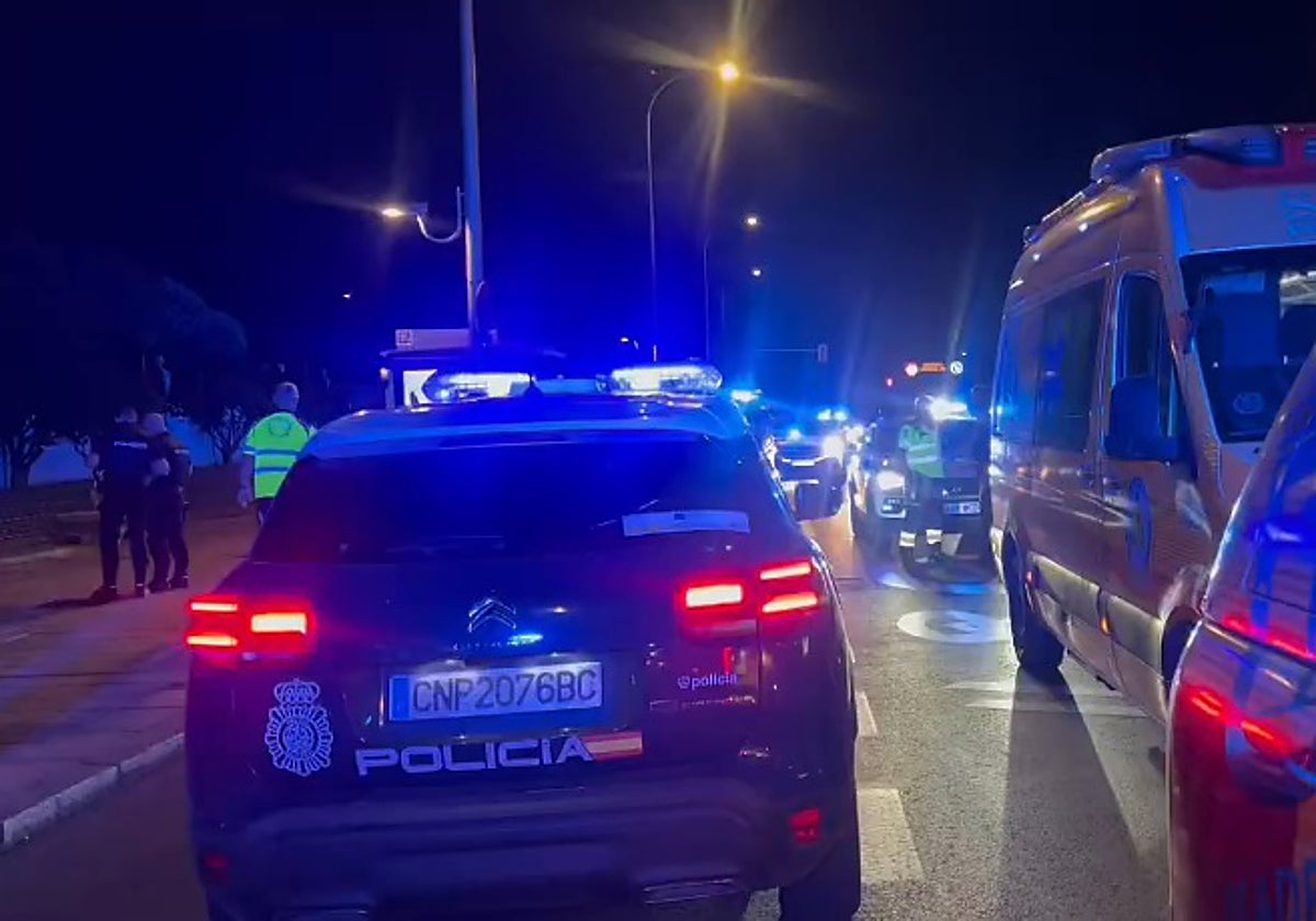 La Policía Nacional atendiendo a los tres jóvenes apuñalados