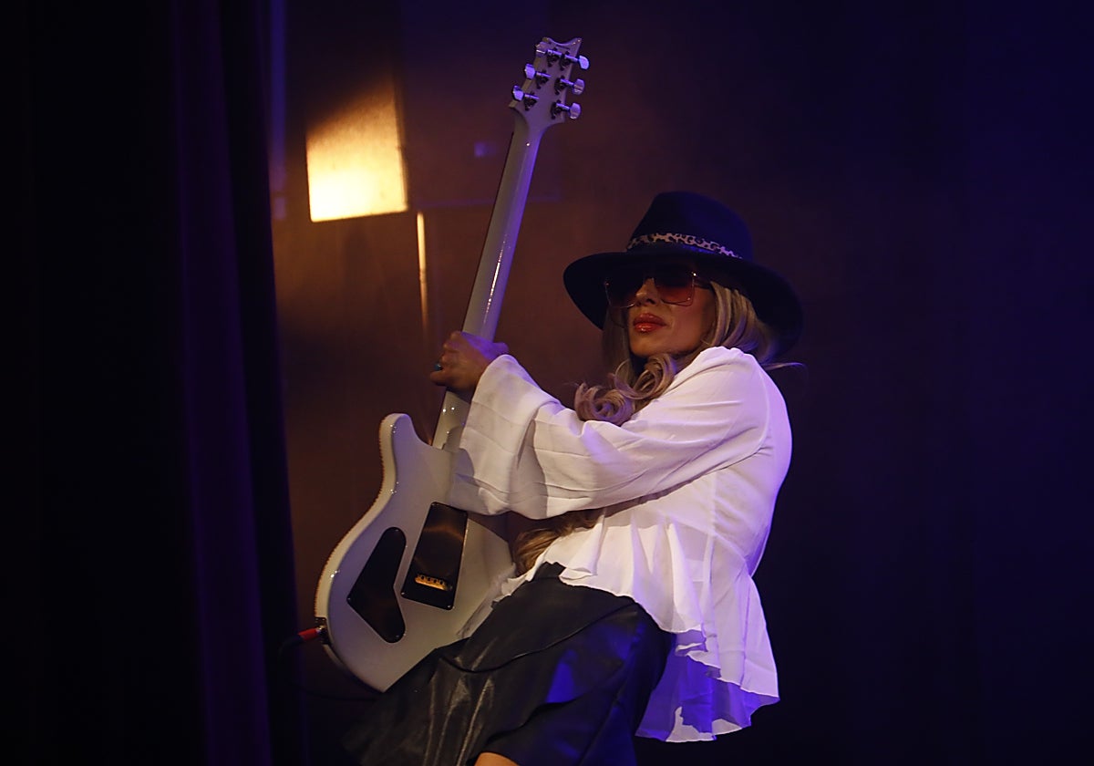 Orianthi en un momento de su concierto en el Gran Teatro de Córdoba