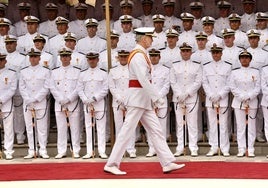 Felipe VI entrega los despachos a 225 nuevos suboficiales de la Armada en San Fernando