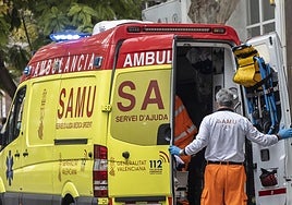 Muere un hombre tras caer un camión encima de una casa en Alicante
