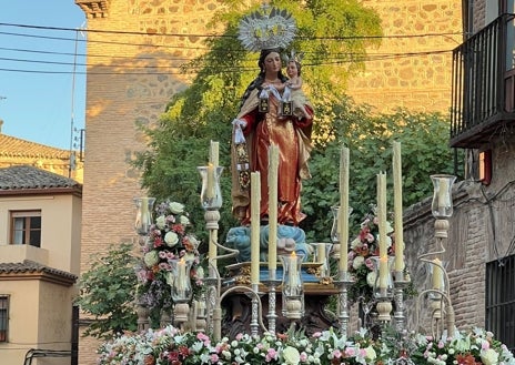 Imagen secundaria 1 - La procesión de la Virgen del Carmen recorre las calles de la feligresía de San Andrés