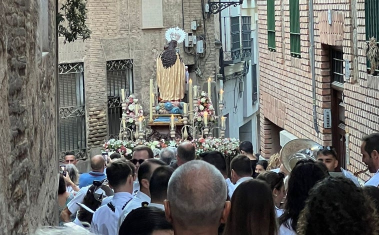 Imagen principal - La procesión de la Virgen del Carmen recorre las calles de la feligresía de San Andrés