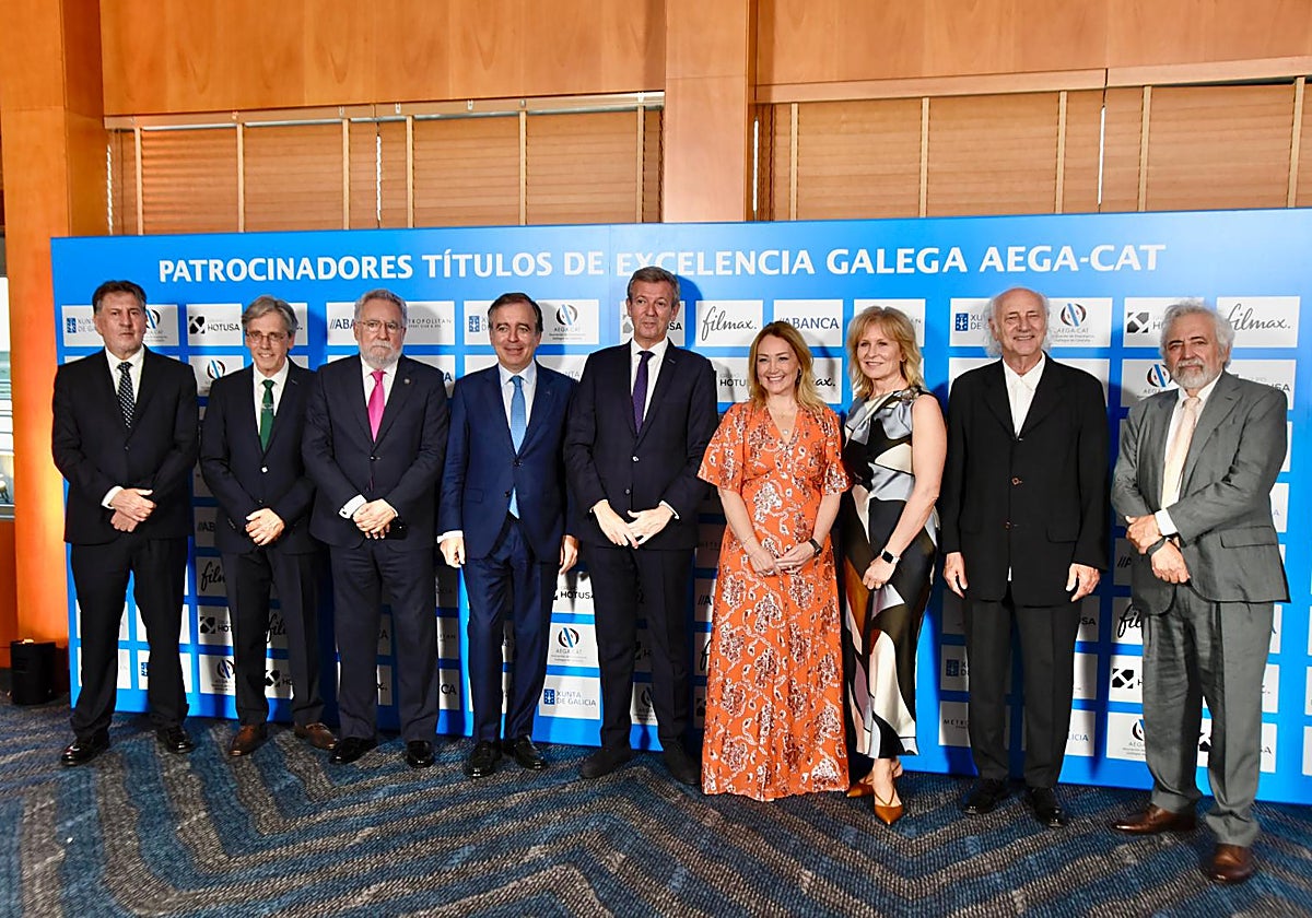 Los galardonados con el título Excelencia Galega 2025 flanquean al presidente de la Xunta de Galicia, Alfonso Rueda, con el presidente de la Asociación de Empresarios Gallegos de Cataluña (AEGA-CAT) y del Grupo Hotusa, Amancio López Seijas (a la izquierda)