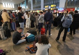 Los AVE a Andalucía sufren el enésimo retraso y amargan otra vez las vacaciones a centenares de viajeros