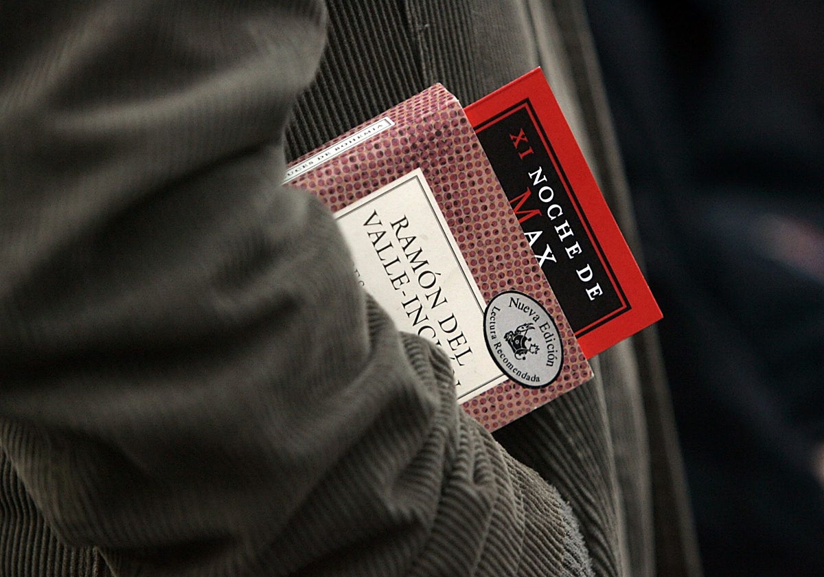 Un ejemplar de la obra de Valle Inclán