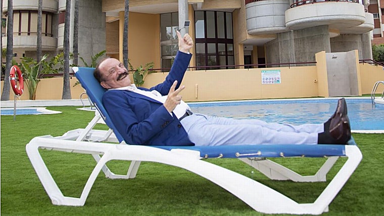 El diseñador junto a su obra, en una imagen distendida