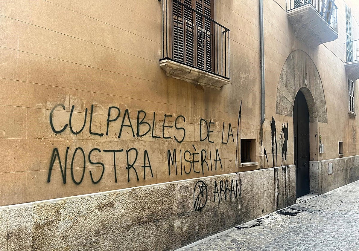 Pintadas de Arran en la sede de la consejeria de Turismo en Palma.