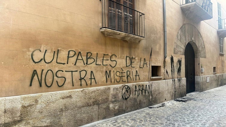 Arran intensifica su boicot con pintadas vandálicas contra la Consejería de Turismo: «Culpables de nuestra miseria»