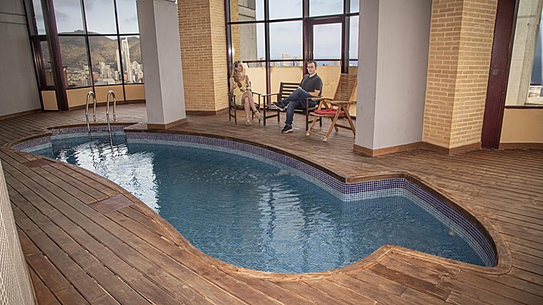 Dos residentes en el edificio, junto a la piscina en la planta 26