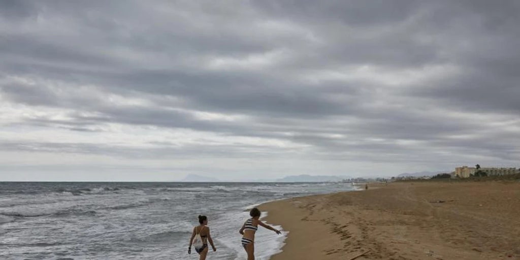 Reabren al baño un arenal de Alicante y mantienen cerrada una playa de Valencia