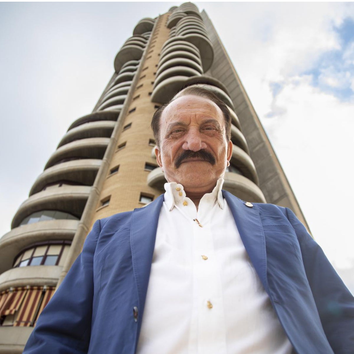 El arquitecto alicantino Roberto Pérez Guerras, delante de rascacielos Negurigane