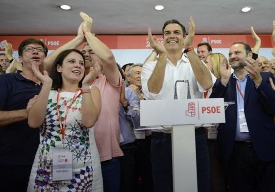 Paco Salazar (primero por la izquierda) celebra la victoria de Pedro Sánchez en las primarias de 2017, junto a Adriana Lastra, Santos Cerdán y José Luis Ábalos.