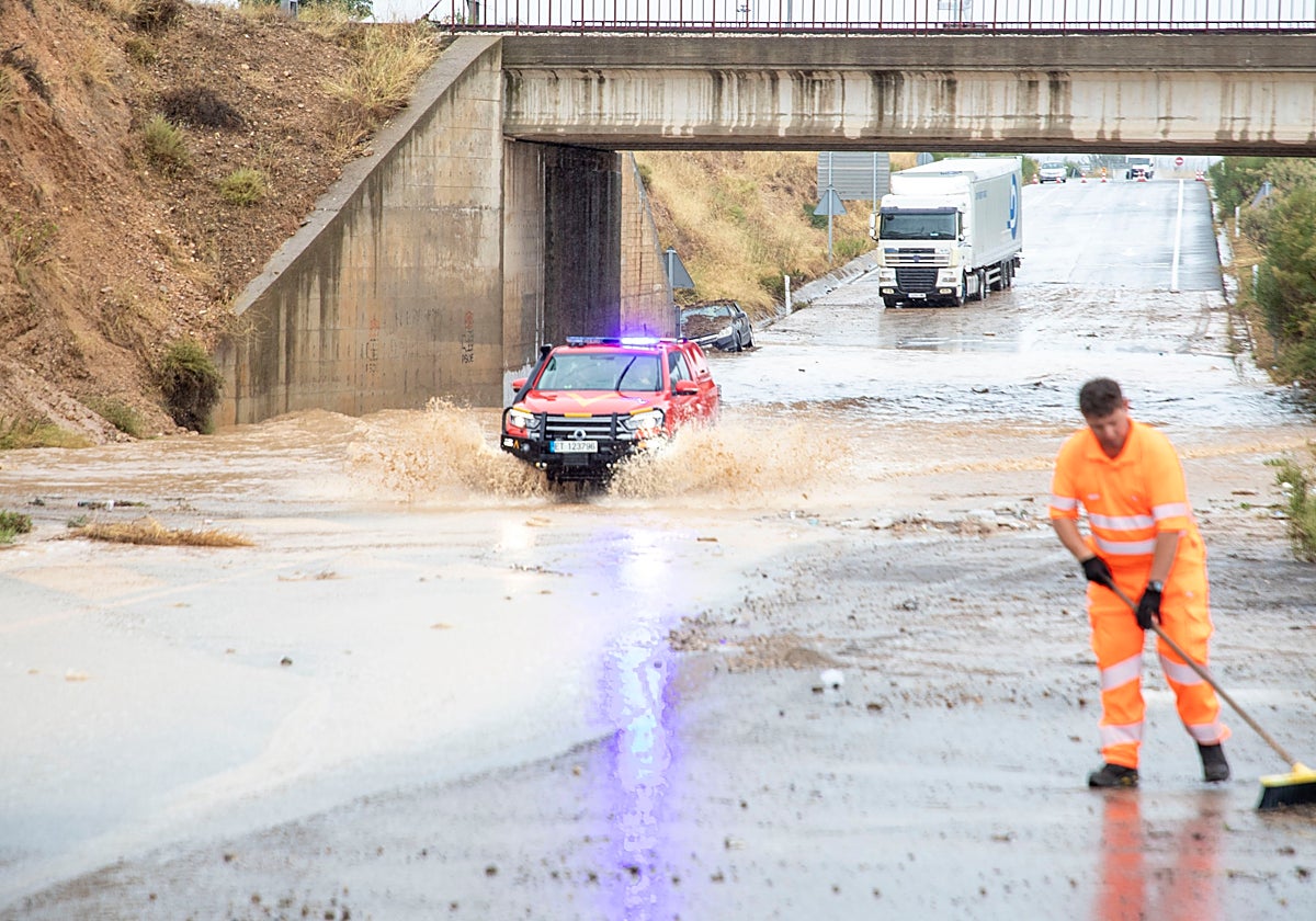 Efectivos de la Unidad Militar de Emergencias trabajan en una carretera inundada próxima a la localidad zaragozana de Grisén este sábado