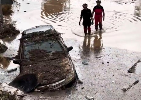 Imagen secundaria 1 - La Unidad Militar de Emergencias ha movilizado a lo largo de esta madrugada en las zonas de la provincia de Zaragoza afectadas por la alerta roja por tormentas de hasta 100 litros por metros cuadrado en una hora, en especial en los municipios de Pedrola, Grisén, Figueruelas, Pleitas y Bárboles.