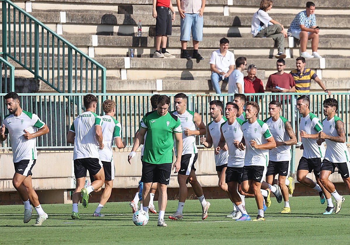 La primera plantilla del Córdoba CF entrenando en la Ciudad Deportiva 'Rafael Gómez'