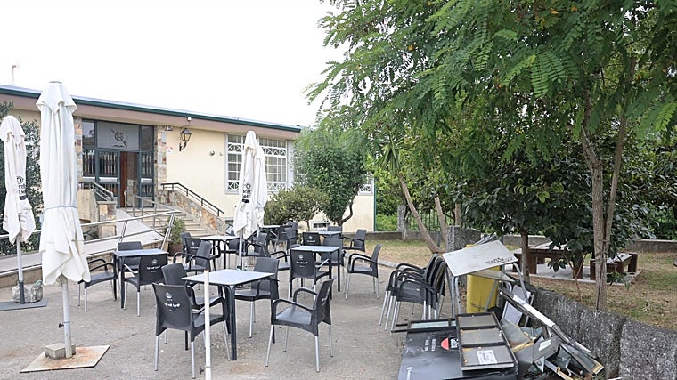 A la derecha se aprecia una barra destrozada durante la reyerta, que permanecía tirada una semana después